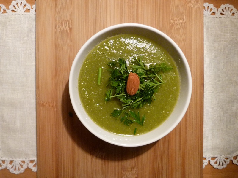 sopa verde com rama de cenoura