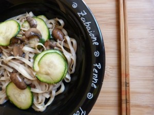 noodles com cogumelos e corgette