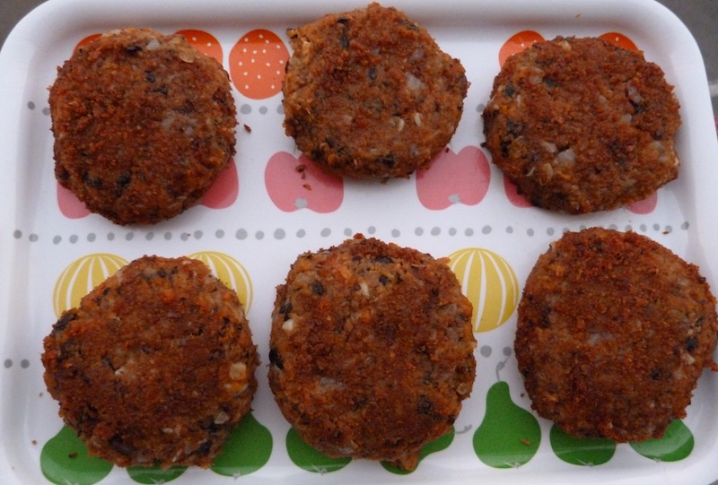 Hambúrgueres de feijão preto e batata doce – Vegan